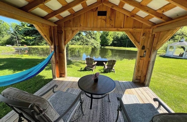 Cozy “bed in a shed” cabin with WiFi and AC in charming East Meredith