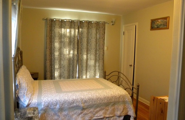 Cozy Bedroom with Private Entrance, Bathrm and nearby Lake Michigan View