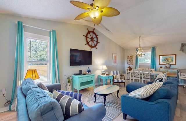 Cozy bungalow with shared pool, internet, onsite washer and dryer