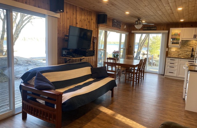 Cozy By the Docks, Waterfront Rental - Kahshe Lake - Muskoka