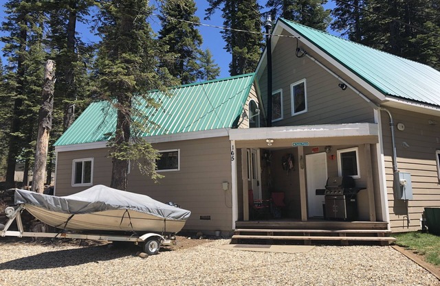 Cozy cabin at beautiful Bucks Lake, across road from lake. Recently remodeled.