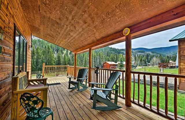 Cozy Cabin Escape with Mtn Views Near the Red River!