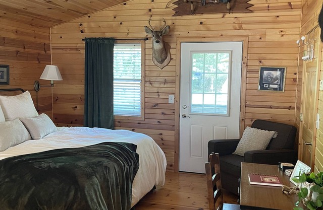 Cozy cabin in delightful Wisconsin Dells- Cabin A