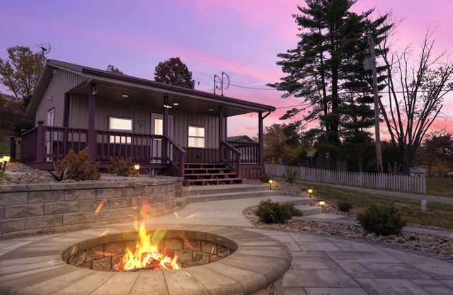 Cozy cabin in delightful Senecaville with WiFi, AC