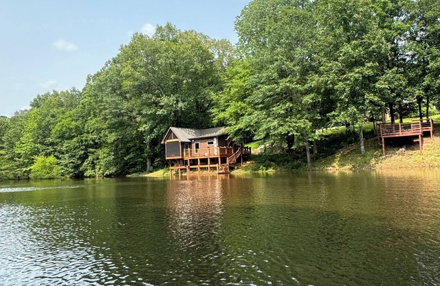 Cozy cabin in lovely Sardis with WiFi, AC