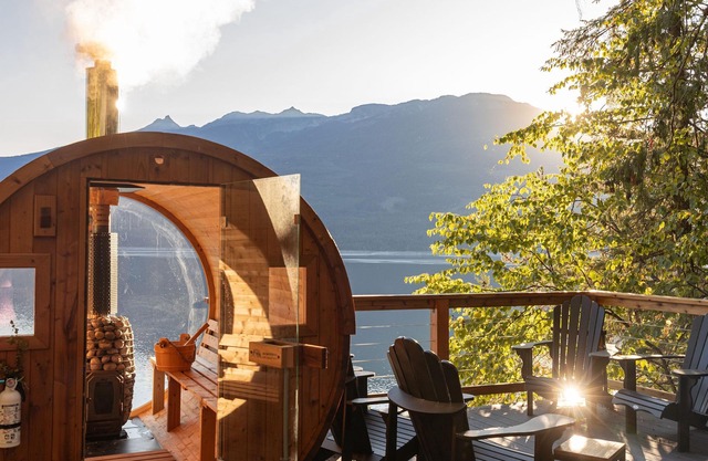 Cozy cabin in private forest with stunning mountain views and fire-heated sauna