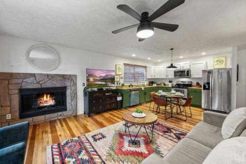 Cozy Cabin in the Woods - Hot Tub & Game Room