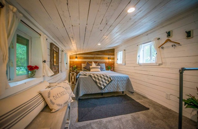 Cozy Cabin Little Red Hen 12 min to Magnolia