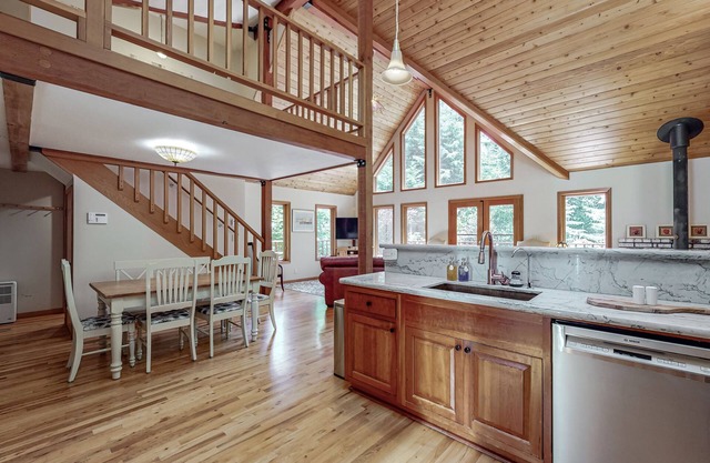 Cozy Cabin Nestled on 2.5 Acres of Pristine Redwood Forest *Hot Tub *Fire Pit!