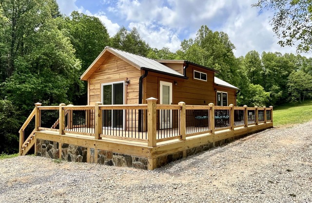 Cozy Cabin on 4 acres - By I-40 - King Bed - Fenced Yard - Deck - Loft - Firepit