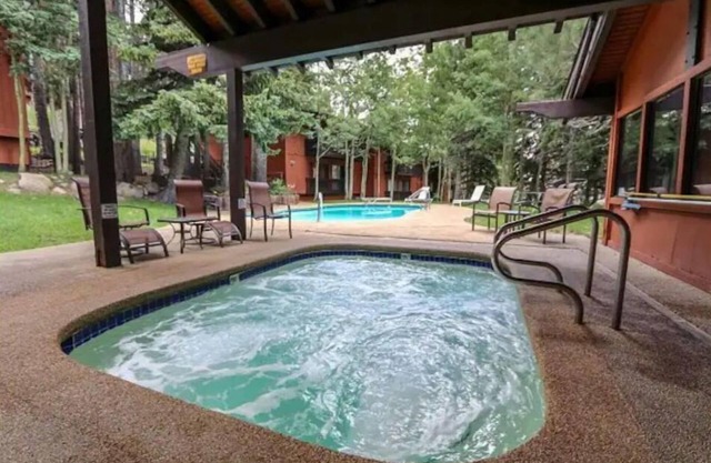 Cozy Cabin Retreat! Steps to Canyon Lodge!