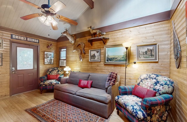 Cozy cabin retreat, private setting, surrounded by nature