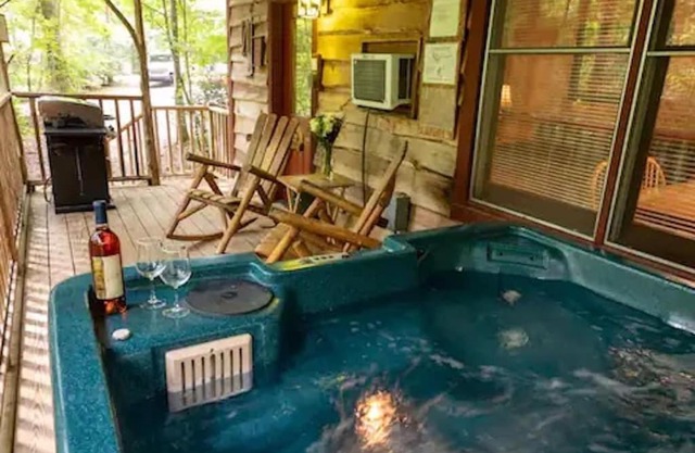 Cozy Cabin: River View with Hot Tub