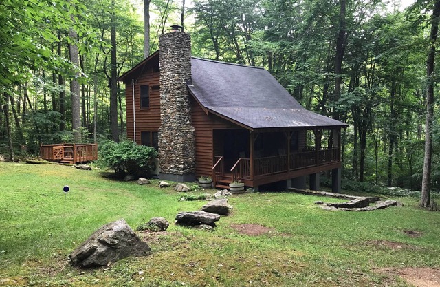 Cozy Cabin with Fireplace, 2 Bedrooms & 2 Queen Size Couch Beds!