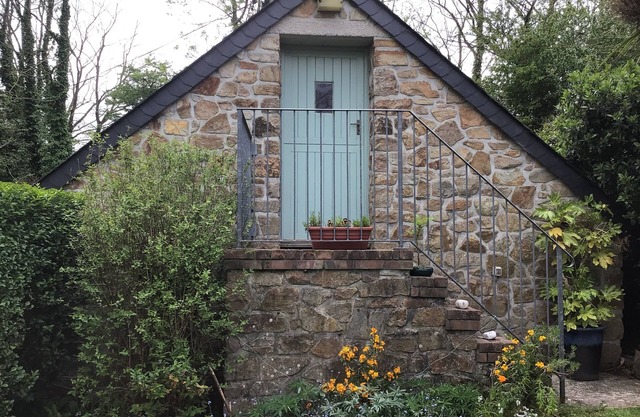 Cozy Camborne Studio Retreat with two single beds