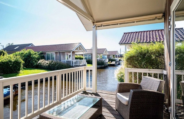 Cozy chalet right on the water in Friesland