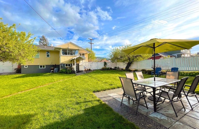 Cozy Character Home in Downtown: Private Garden, Kitchen, W/D, Den