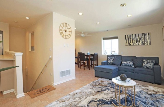 Cozy Chicago Suburban Apartment