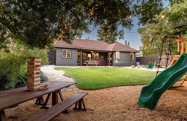 Cozy City Cabin w/King Bed/Fire Pit/Foosball/Arcades/Playground and Nice Yard