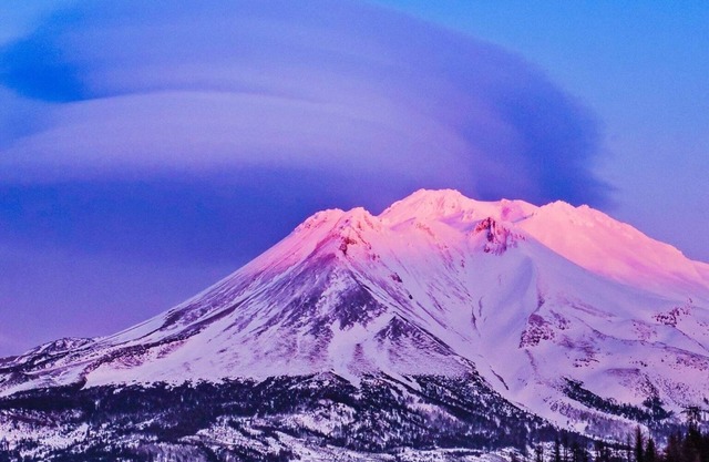 Cozy, clean 3/2 cottage with Mt. Shasta views! Long-term stays!