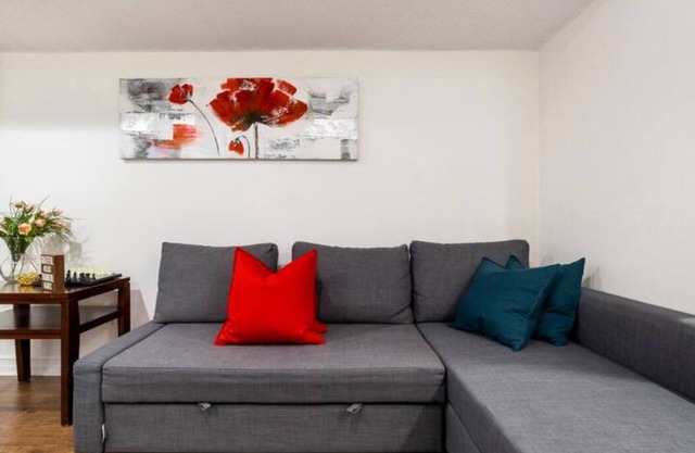 Cozy comfort unit in Richmond Hill. Your home away from home!
