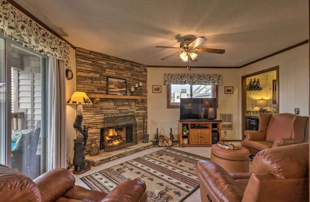 Cozy condo on Beech Mountain. with skiing, hiking, wineries and waterfalls.