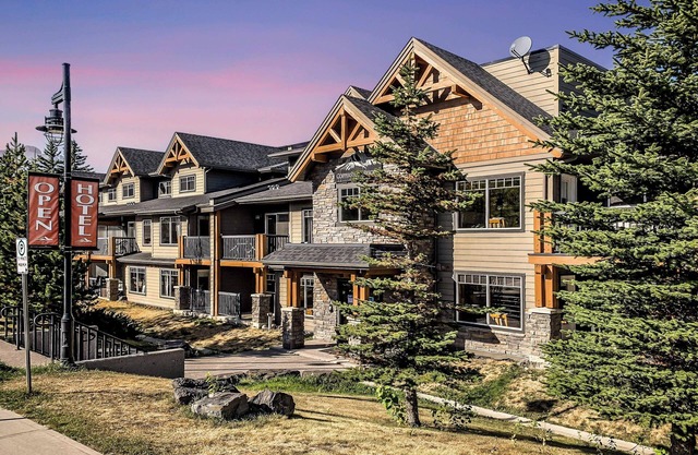 Cozy condo with mountain views, river walks. Hot tub & Gym. 10 min to Canmore!