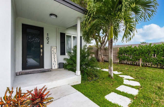 Cozy Corner Cottage 2BR 1BA HUGE fenced in Yard