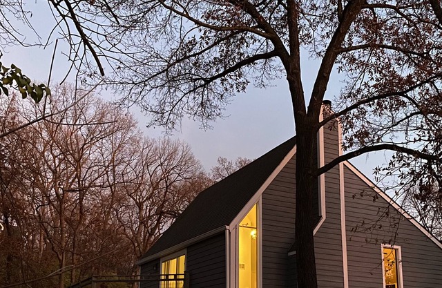 Cozy Cottage House in Park-like Setting, Perfect location