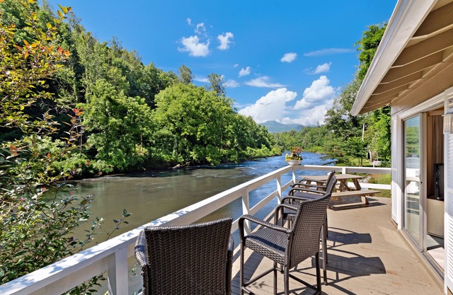 Cozy cottage with river & mountain views and outdoor firepit