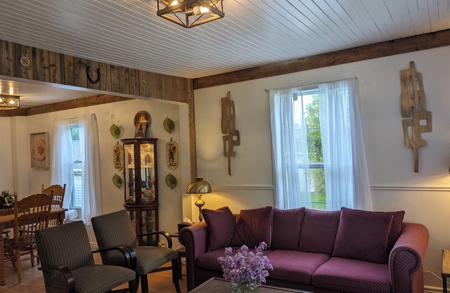 Cozy Country Home near cornwall, 3 Bedroom, 1.5 Bath, Full Kitchen, huge Parking