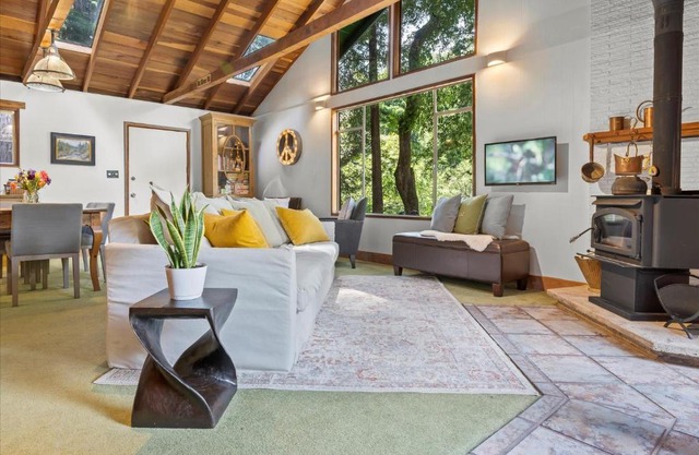 Cozy Creek Cabin - On Austin Creek Hot Tub - Dog Friendly - BBQ Grill - Fast WiFi