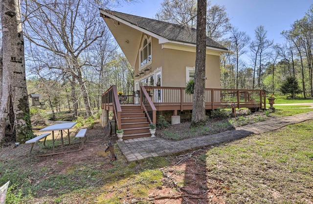 Cozy Creekside Cabin w/Grill: Fish & Explore!
