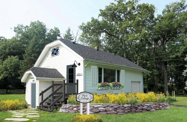 Cozy Delavan Lake Cottage - Walk to Beach/Boat Launch. 8 Minutes to Lake Geneva!
