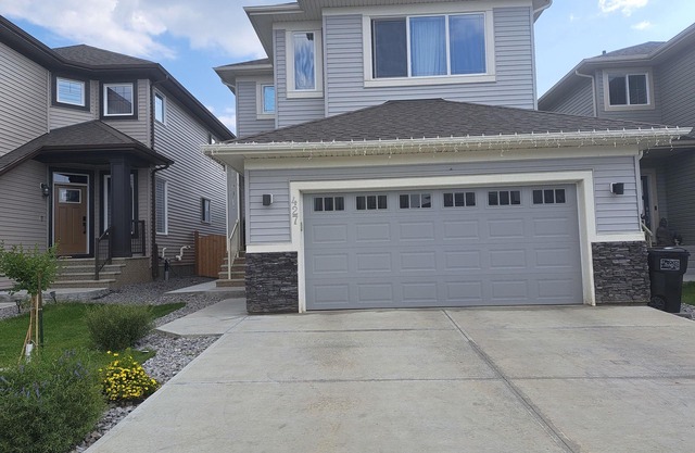 Cozy Entire 2BR Suite-Kitchen, Fibre Gig Internet