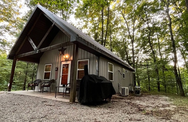 Cozy Fireside Cabin, Great for Couples, Families and Outdoorsmen!