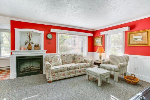 Cozy Frankfort Apartment Near Beaches and Downtown!