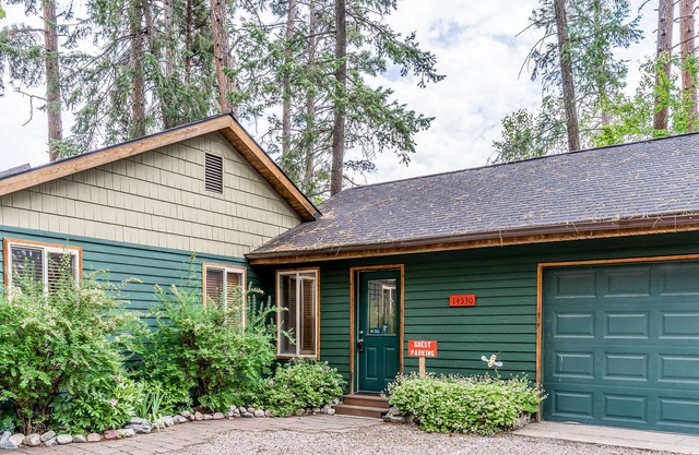 Cozy getaway for two w/ a kitchenette - walk to the lake, marina, & beach