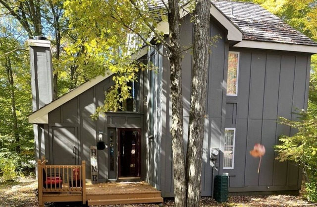 Cozy Getaway located on JACK FROST MOUNTAIN with private lake club access