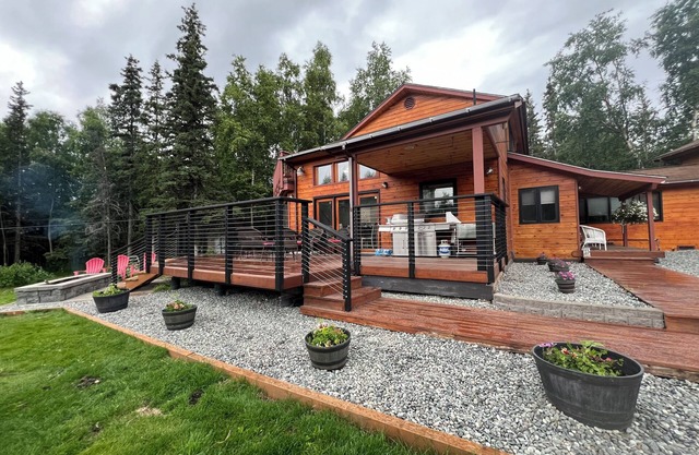 COZY HILLSIDE HOME WITH A BEAUTIFUL DECK, FIRE PIT, SAUNA & PLENTY OF PARKING