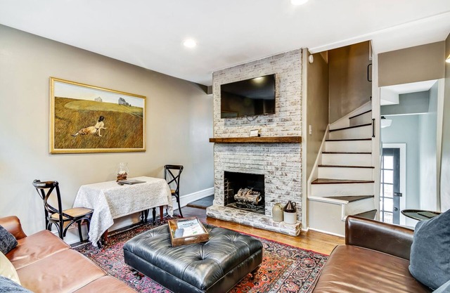 Cozy & Historic Gem: Free Parking+ Patio -Sleeps 6