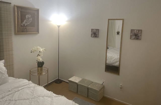 Cozy home! 1 hr from L.A & 2hr from Las Vegas! Lots of Shopping 5 minutes away!