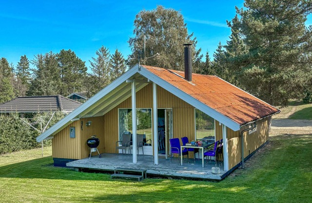 Cozy home in Fårvang with WiFi