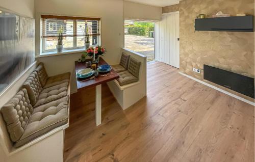 Cozy Home In Noordscheschut With Wifi