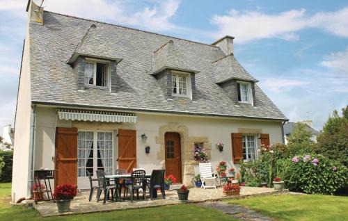 Cozy Home In Ploneour-Lanvern With Kitchen