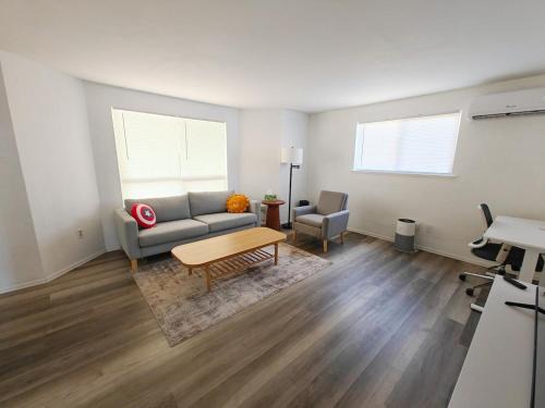 Cozy home, Walk to Lake, Food & Shops, EV Charger