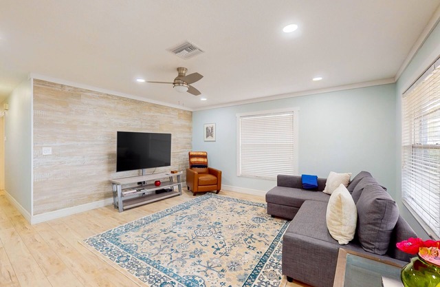 Cozy home with modern kitchen, lanai, & washer/dryer- perfect for group stays