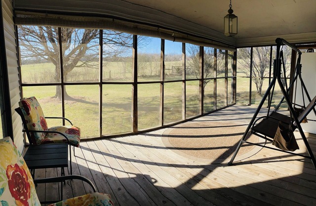 Cozy house in the country close to town!