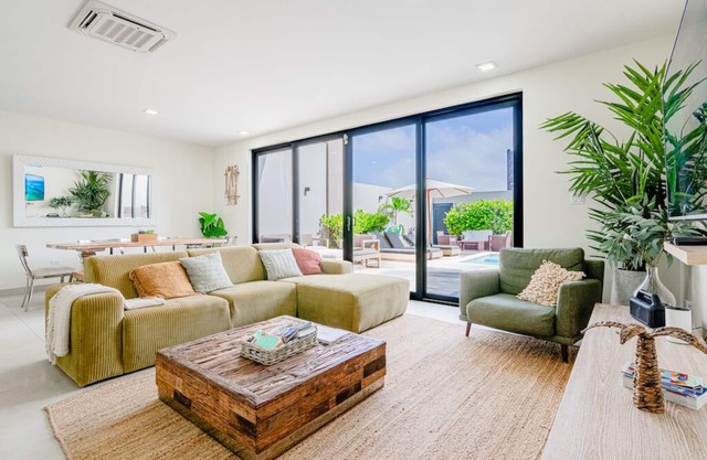 Cozy house steps from the beach in Boca Catalina Aruba. Modern and Spacious.