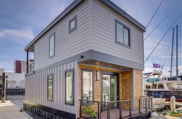Cozy Houseboat in Port City Marina Wilmington, NC Nestled among The Cove Villas